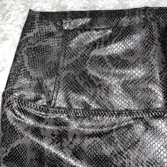 7 FOR ALL MANKIND FAUX Leather embossed Snakeskin Print Legging Sz XS Black/gray - Picture 11 of 13